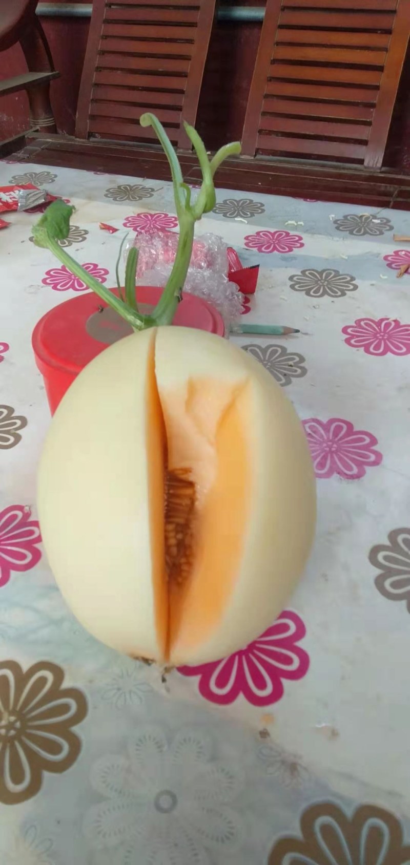 红金蜜甜瓜，红金蜜白皮红肉色泽靓丽，产地海量供应