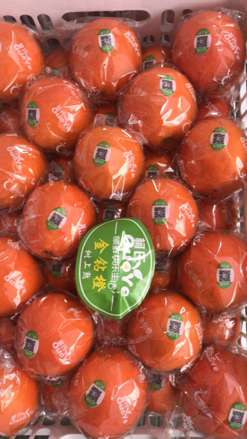 赣南脐橙，果皮光滑细腻！果肉细嫩香甜！味美香甜可口！