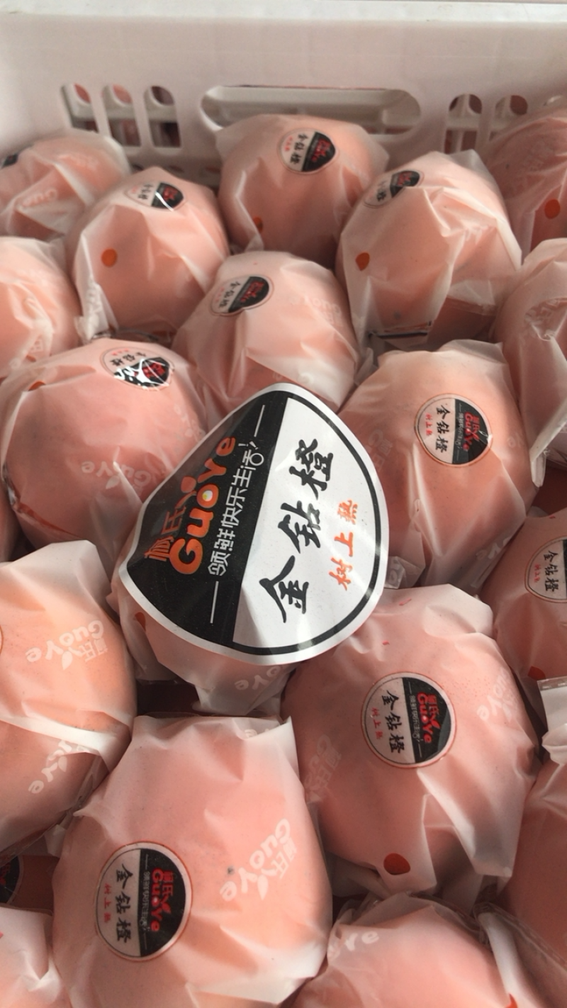 赣南脐橙，果皮光滑细腻！果肉细嫩香甜！味美香甜可口！