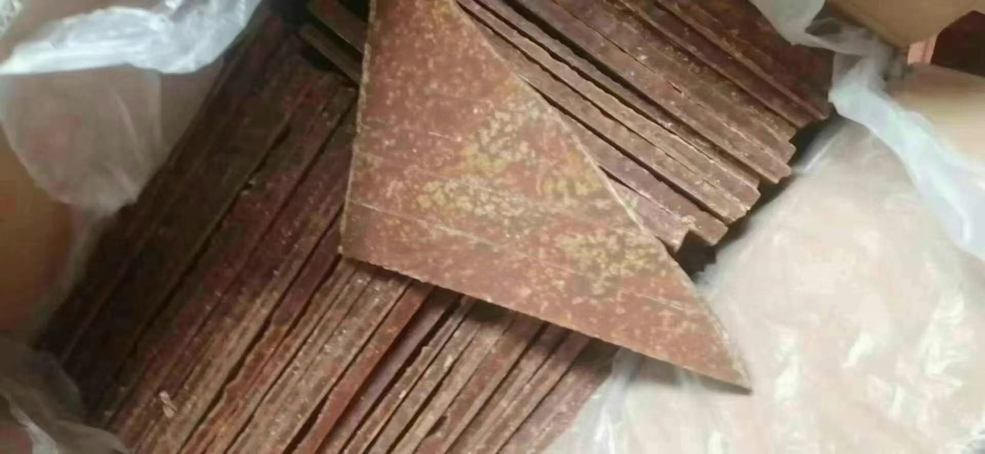 传统剪纸作品中描绘的鸭梨与福字结合图案 鸭梨在传统民俗艺术中的形象