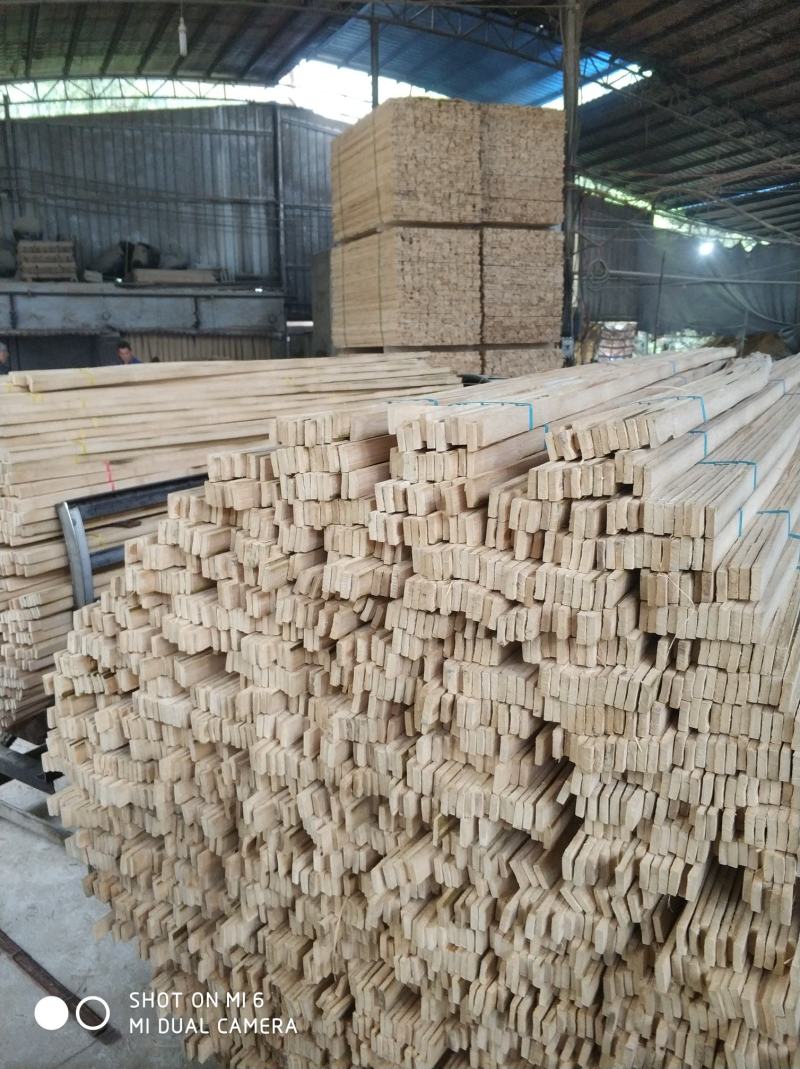 常年供应各种规格竹条地板条尺寸标准碳化烘干发货，欢迎咨询