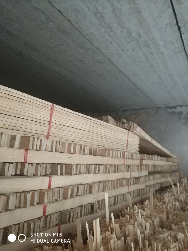 常年供应各种规格竹条地板条尺寸标准碳化烘干发货，欢迎咨询