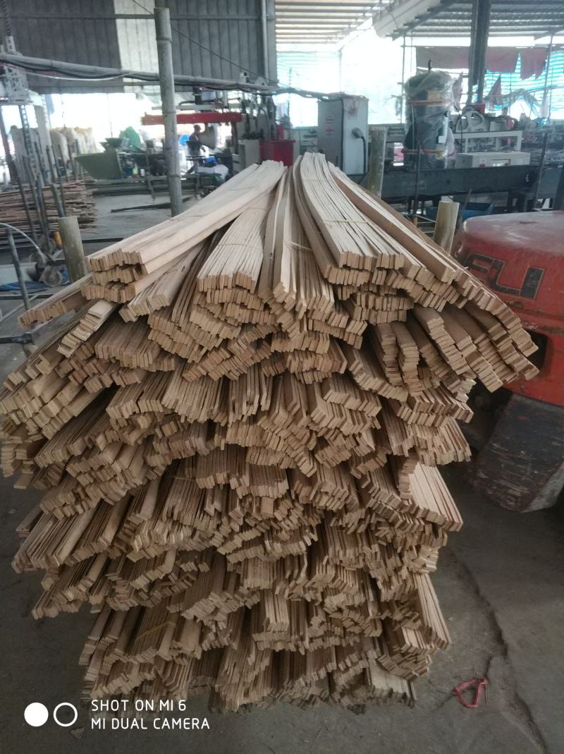 常年供应各种规格竹条地板条尺寸标准碳化烘干发货，欢迎咨询