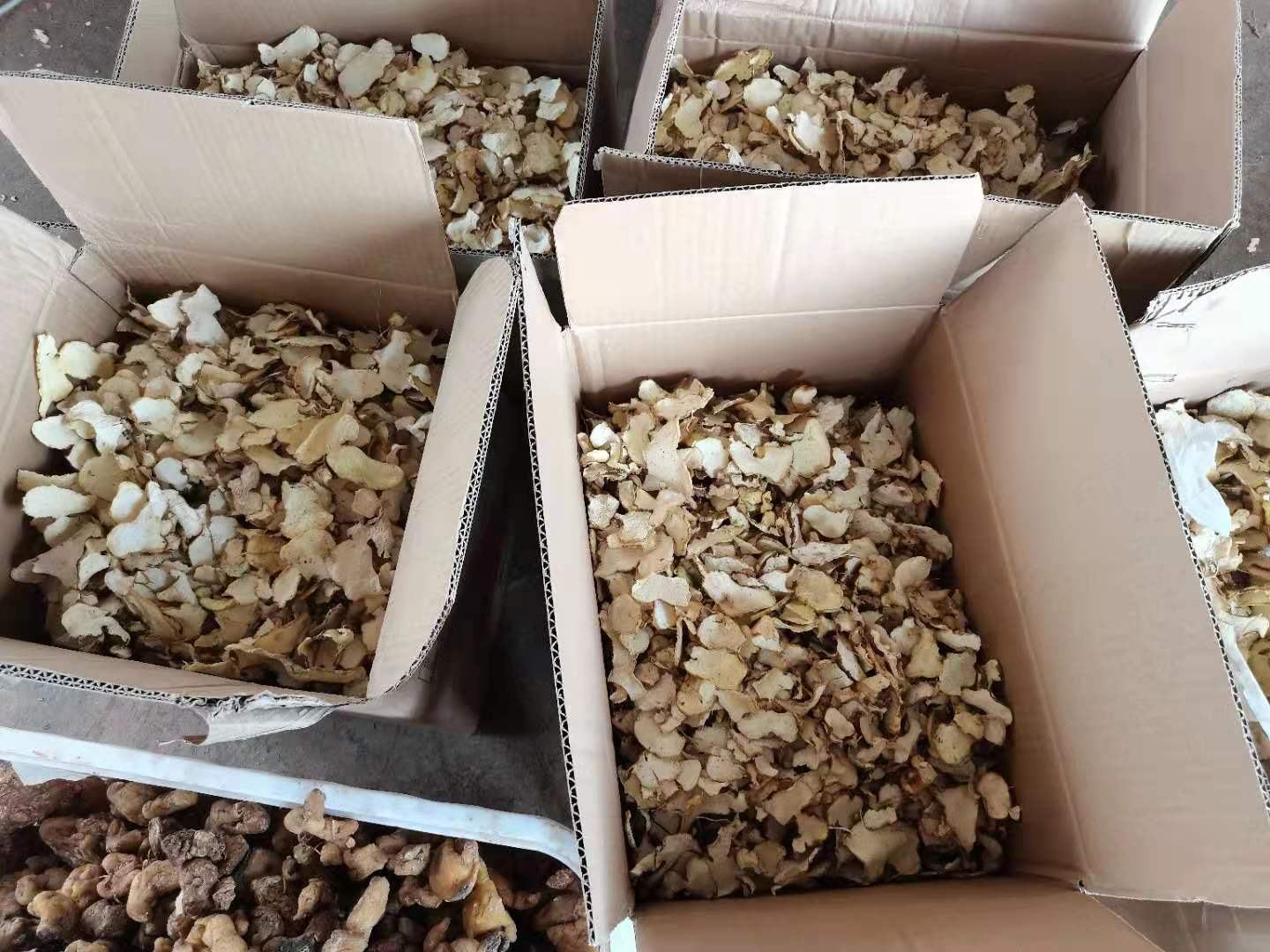 展示中药材市场中黄姜与黄连的交易现场,体现其市场流通情况 中药材市场交易场景