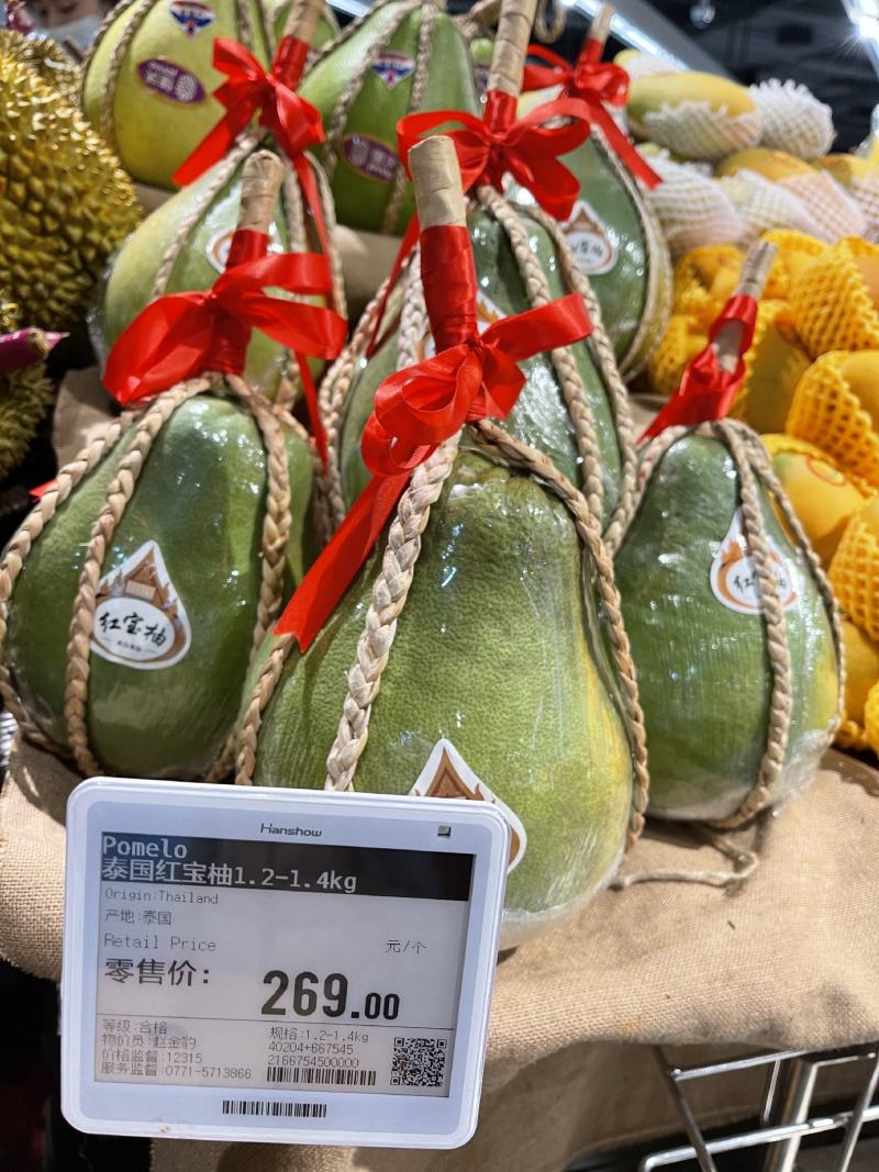 红宝石青柚果品质口感较好，品质优等货源充足