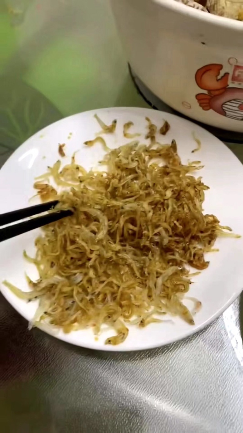白尘样鱼干，（银鱼干）足干，鲜甜，无骨。