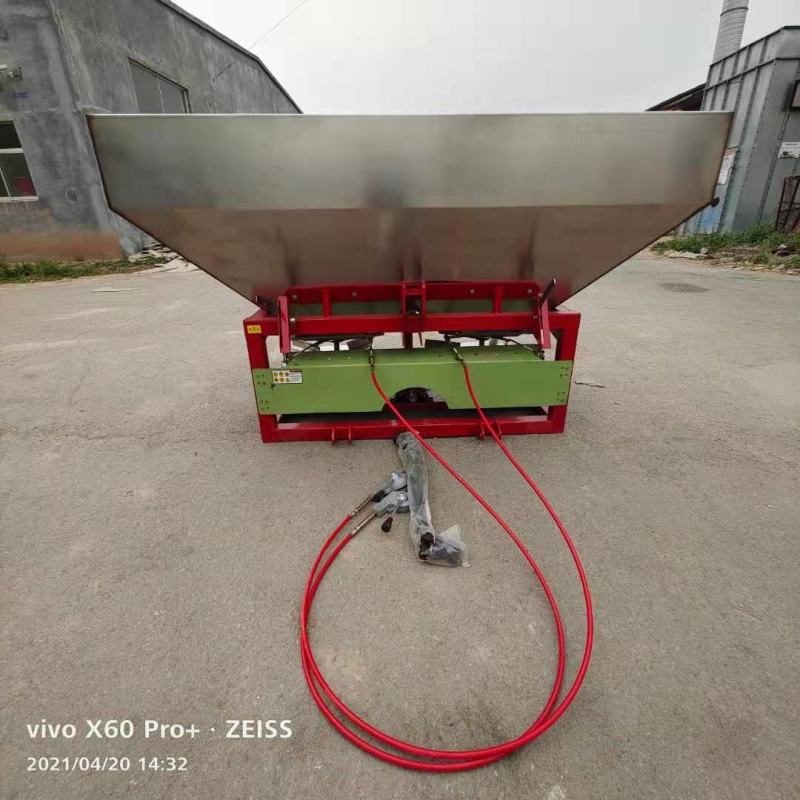 双盘撒肥机拖拉机背负式抛肥机悬挂颗粒肥有机农家肥大型
