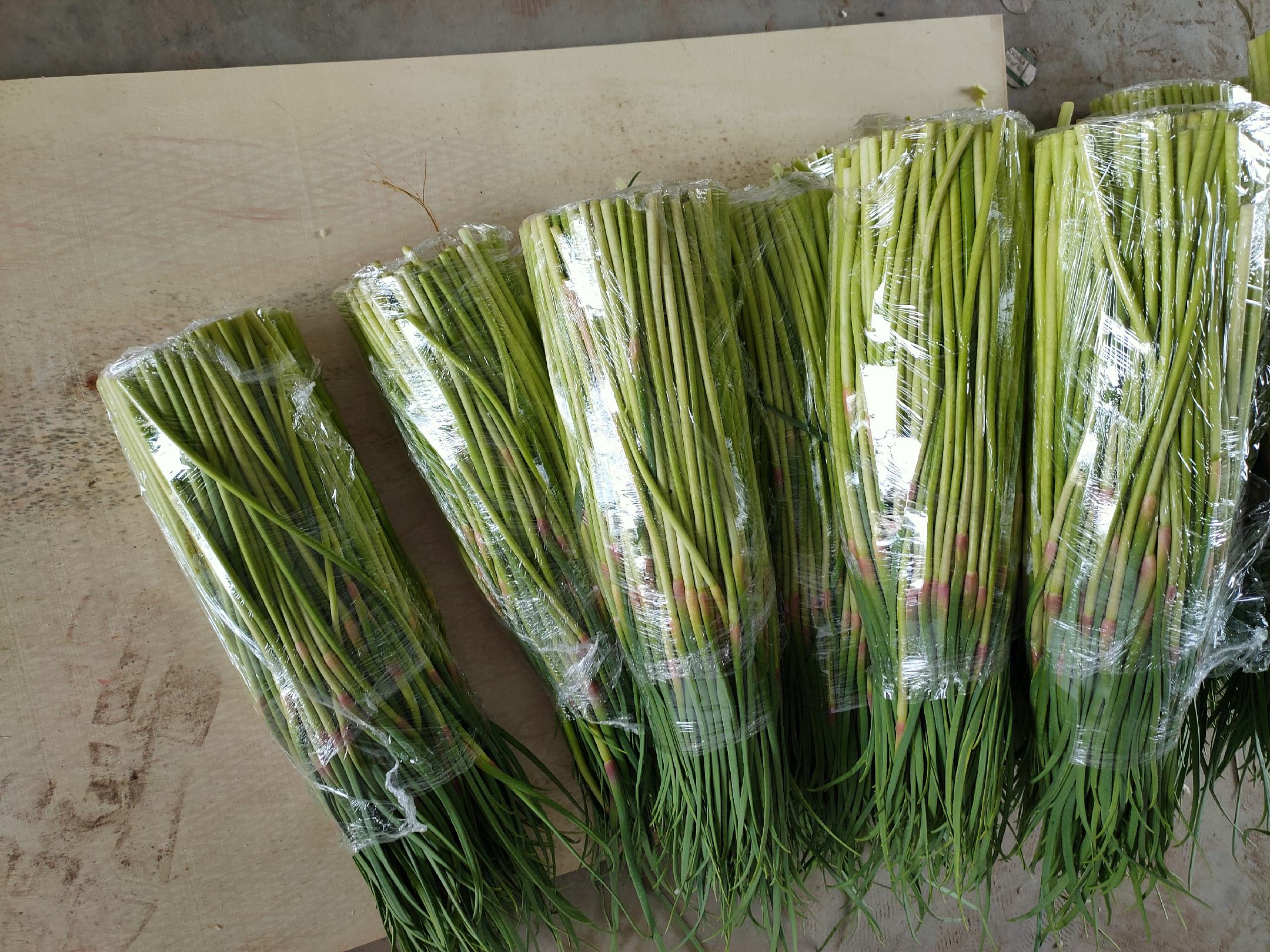 蒜薹与腊肠原材料展示