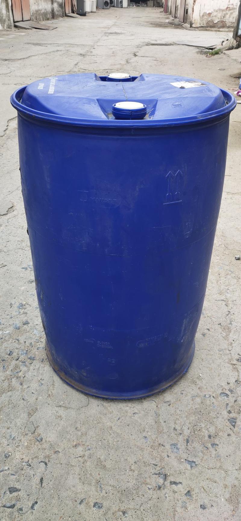 蓝色大塑料桶，装250公斤水，装洗洁精的桶。