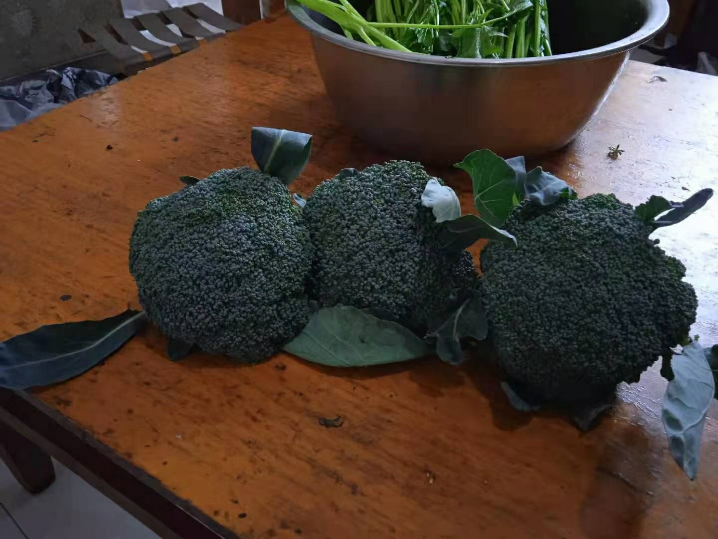 新鲜的绿色西兰花摆放在木桌上,背景自然清新 西兰花特写