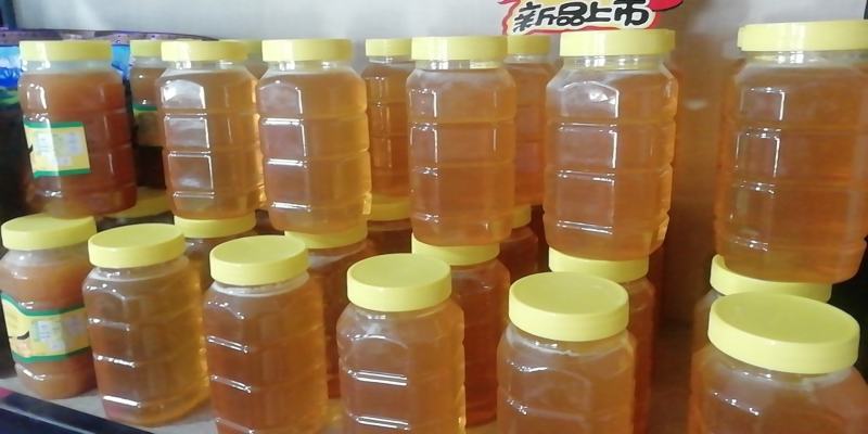 阿克苏冰糖心苹果花土蜂蜜，品质纯一公斤一瓶，一瓶起发货。