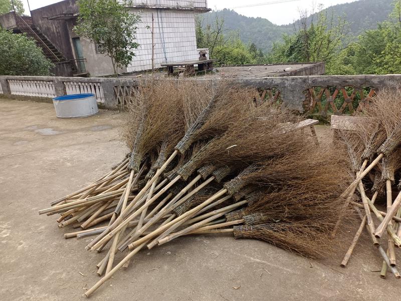 竹扫把大量供应基地常年供应竹扫帚，欢迎订购。