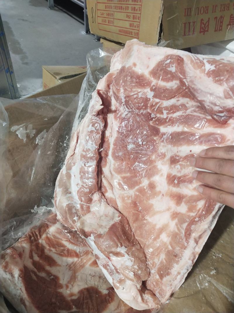 带皮五花肉国产肥猪带皮五花肉。一箱5/6片