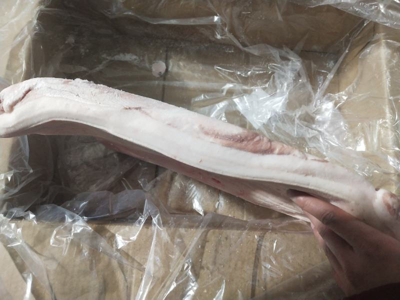 带皮五花肉国产肥猪带皮五花肉。一箱5/6片