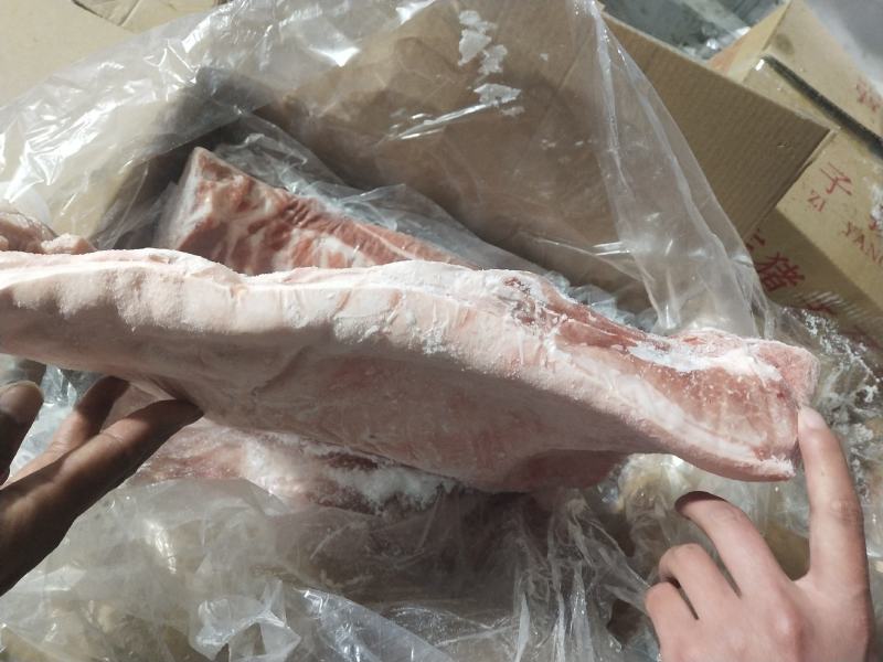 带皮五花肉国产肥猪带皮五花肉。一箱5/6片