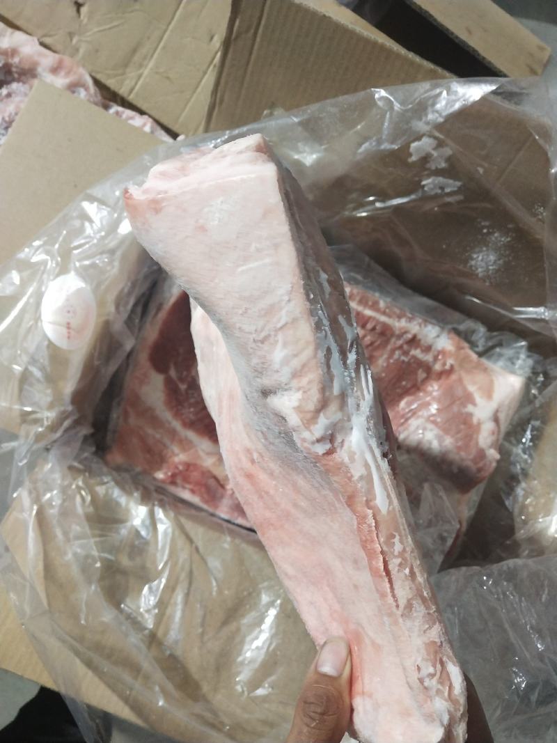 带皮五花肉国产肥猪带皮五花肉。一箱5/6片