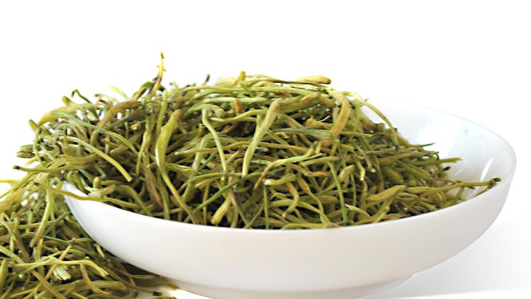 科研人员正在对白扁豆花提取物进行成分分析,探索其抗氧化和抗炎潜力 白扁豆花提取物在实验室中的分析场景