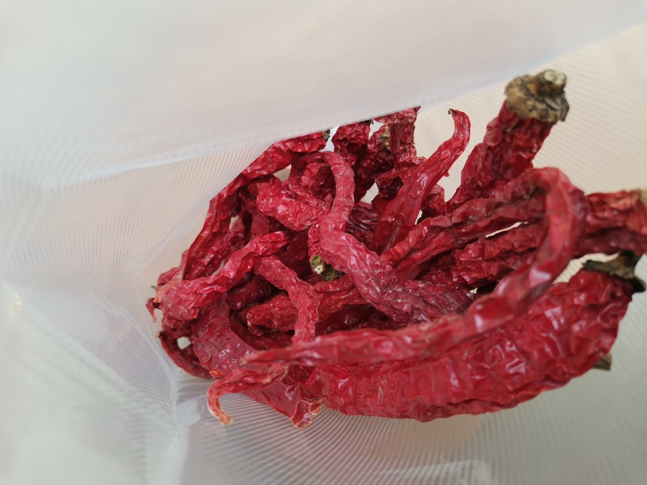 跳跳糖与辣椒粉混合过程特写