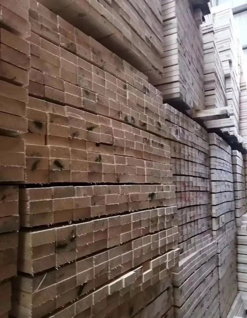 松木衫木加工各种规格都可以，每个月稳定出一千个方左右。
