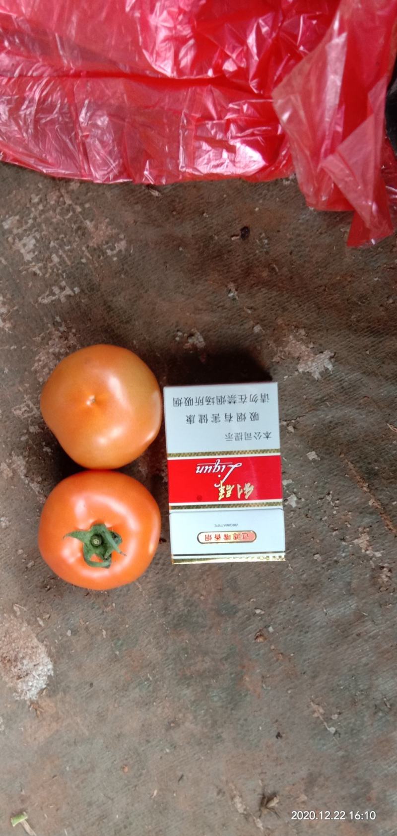 云南大红石头果，果型光滑，硬度好，颜色新鲜！