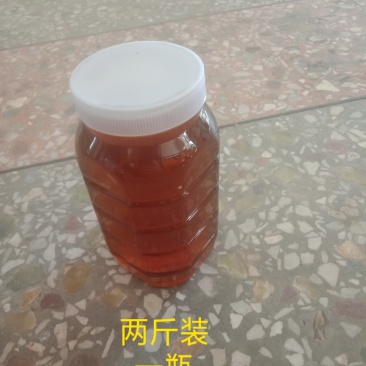 蜂蜜。原汁原味，每一瓶两斤装。（50元1斤包运费）