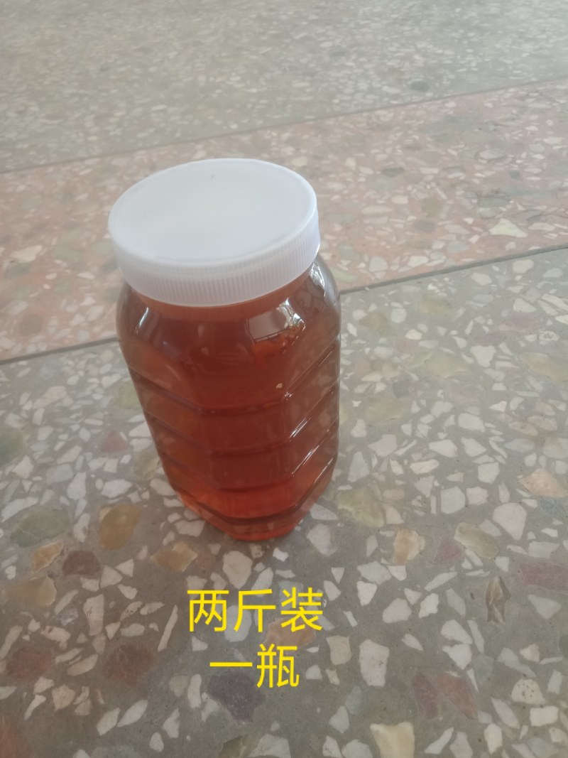 蜂蜜。原汁原味，每一瓶两斤装。（50元1斤包运费）