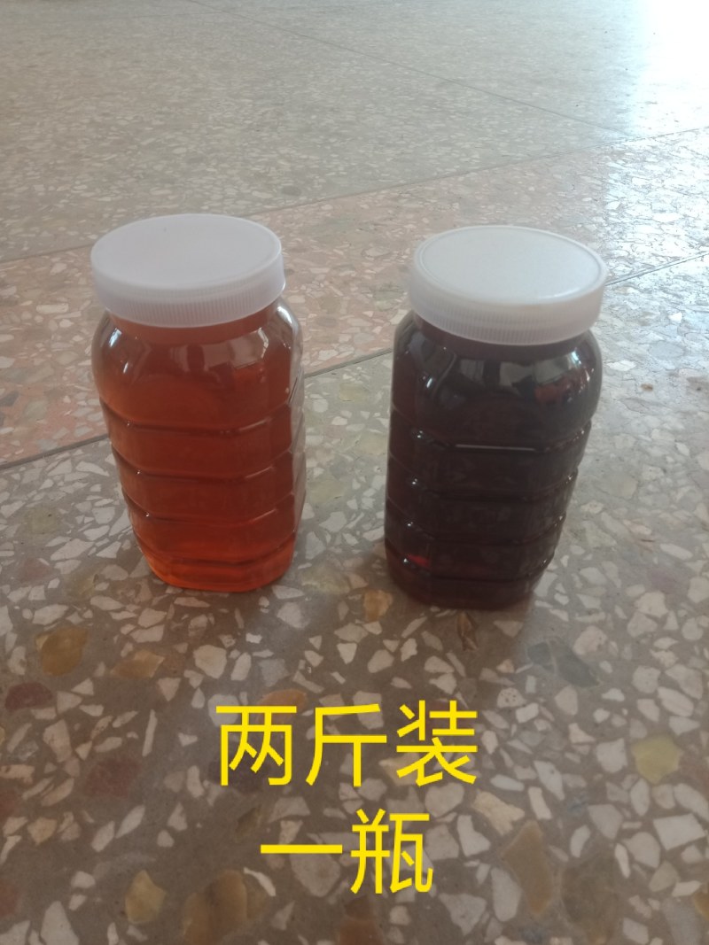 蜂蜜。原汁原味，每一瓶两斤装。（50元1斤包运费）
