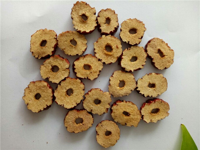 全自动灰枣枣枣圈智能化生产线实景,设备全部采用食品级304不锈钢,全程温湿度与氧含量实时监控,成品枣圈直径1.8–2.2cm、厚度0.6–0.8cm,单圈重量误差±0.05g,符合ISO22000标准 现代化灰枣枣枣圈生产线:全自动环形输送带串联去核机、光学分选机、恒温糖渍槽、微波真空干燥箱,终端输出整齐圆润的棕红色枣圈成品