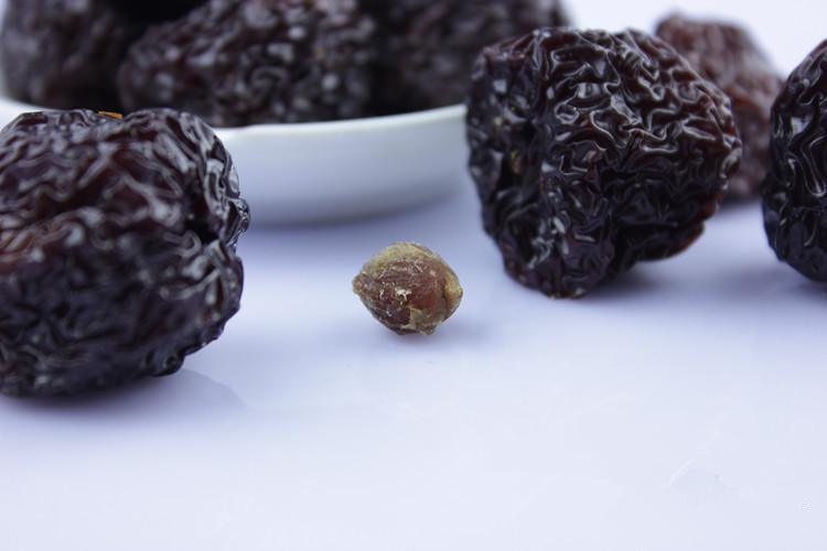 展示百香果蜜饮、果干、果汁等加工产品,背景为厨房操作台 百香果加工成品展示图