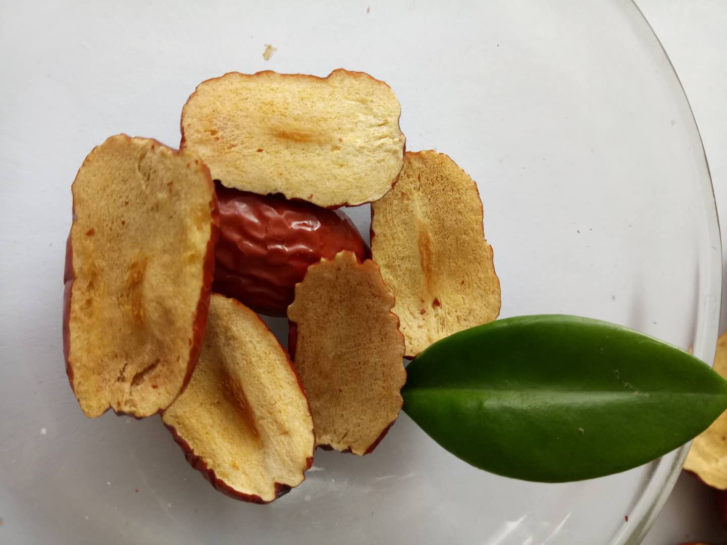 新鲜子姜与干大枣并列摆放,旁边放着红糖罐 子姜与大枣原材料展示图