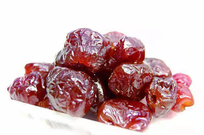 展示熏制完成的熏枣,色泽深褐,表面干燥,散发淡淡烟熏香 熏枣成品图