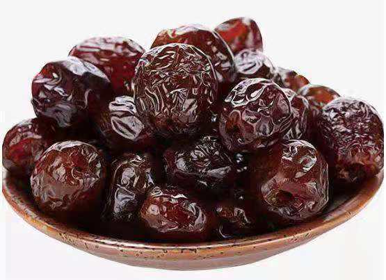 红枣与常见食物糖量对比图：左侧竖排标注“干红枣25g（约5颗）”“苹果150g”“酸奶100g（原味）”“白砂糖1茶匙（5g）”，右侧对应条形图显示糖克数（18g / 15g / 5g / 5g），配简洁蓝白配色