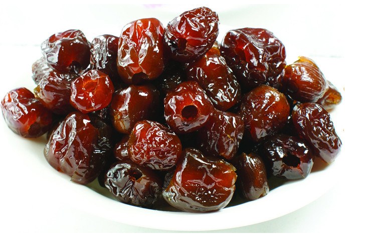 展示不同品质蜜枣对比图,包括色泽、质地、配料表等关键选购指标 蜜枣选购指南