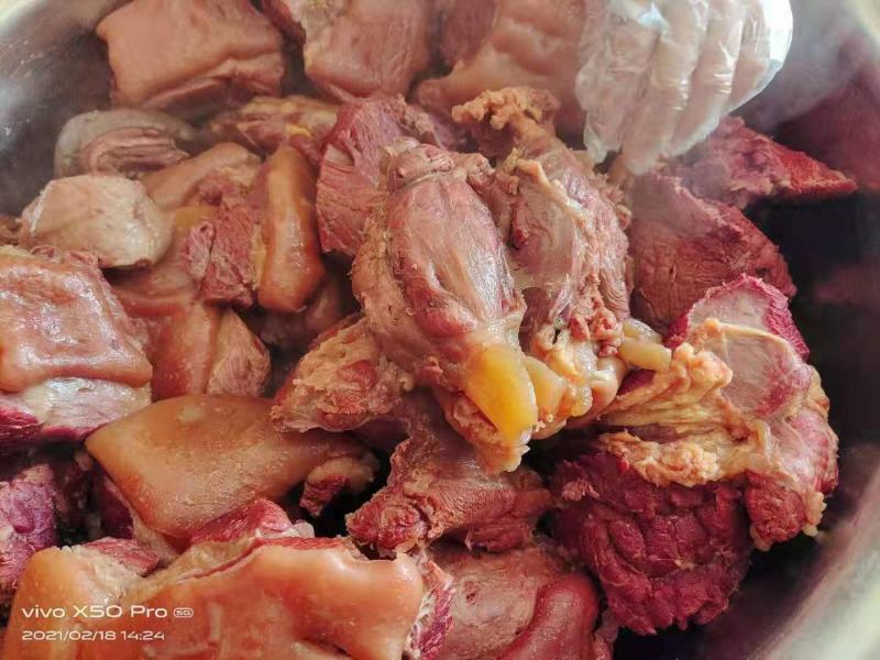 五香熟马肉，味道鲜美，颜色漂亮适用于饭店，餐厅……
