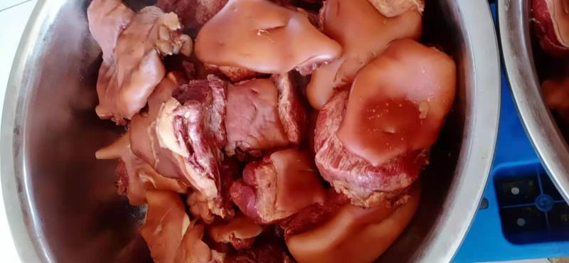 老汤驴肉，五香熟马，以及副产品肉出锅喽。