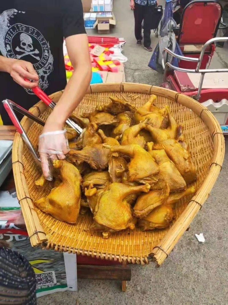 盐焗鸡，盐焗鸡腿，八成熟口味好，一件50斤价格美丽