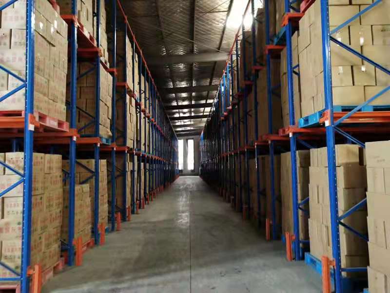 展示一个现代化食品仓库,货架整齐摆放着密封包装的大枣产品,环境干净整洁 仓库储藏环境