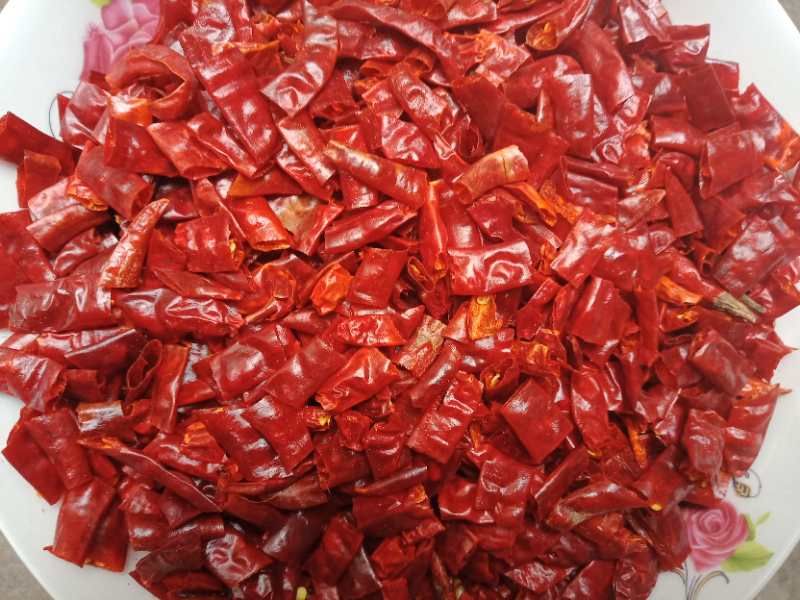 朝天椒干辣椒膳食应用场景示意图：砂锅鱼头汤中浮沉2枚朝天椒干椒、凉拌黄瓜旁撒碎干椒末、蘸水小碟盛放剁细干椒+蒜末+酱油