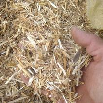 过筛除土除膜除揉丝二次粉碎麦秸压块，一手货源，长期供应