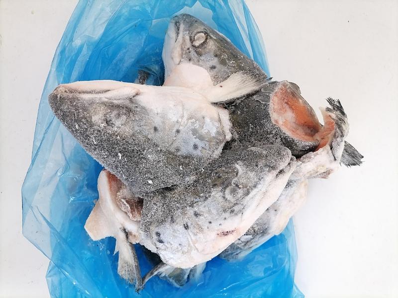 新鲜冷冻三文鱼头39斤进口三文鱼鱼头骨红烧烤剁椒鱼头