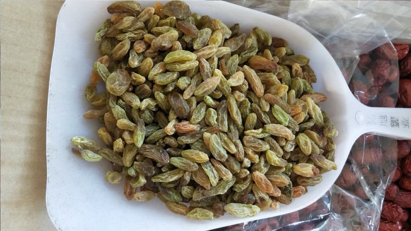 新疆葡萄干十公斤一箱绿葡干代发多规格零食加工零售大量现货