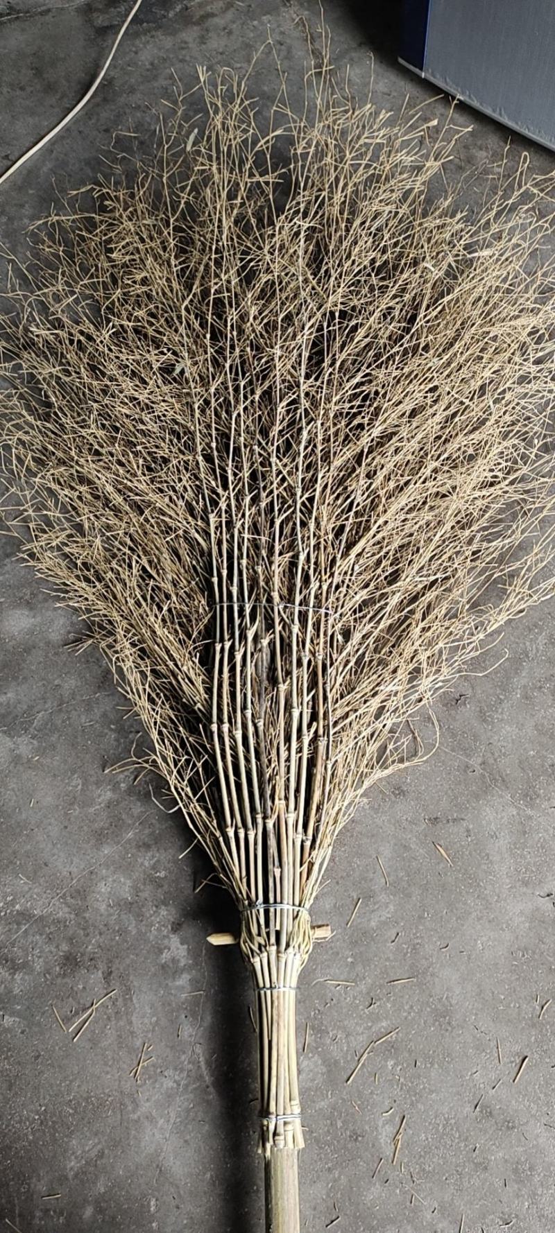 手工制作精美耐用的竹枝大扫把，大扫帚，竹枝打扫把