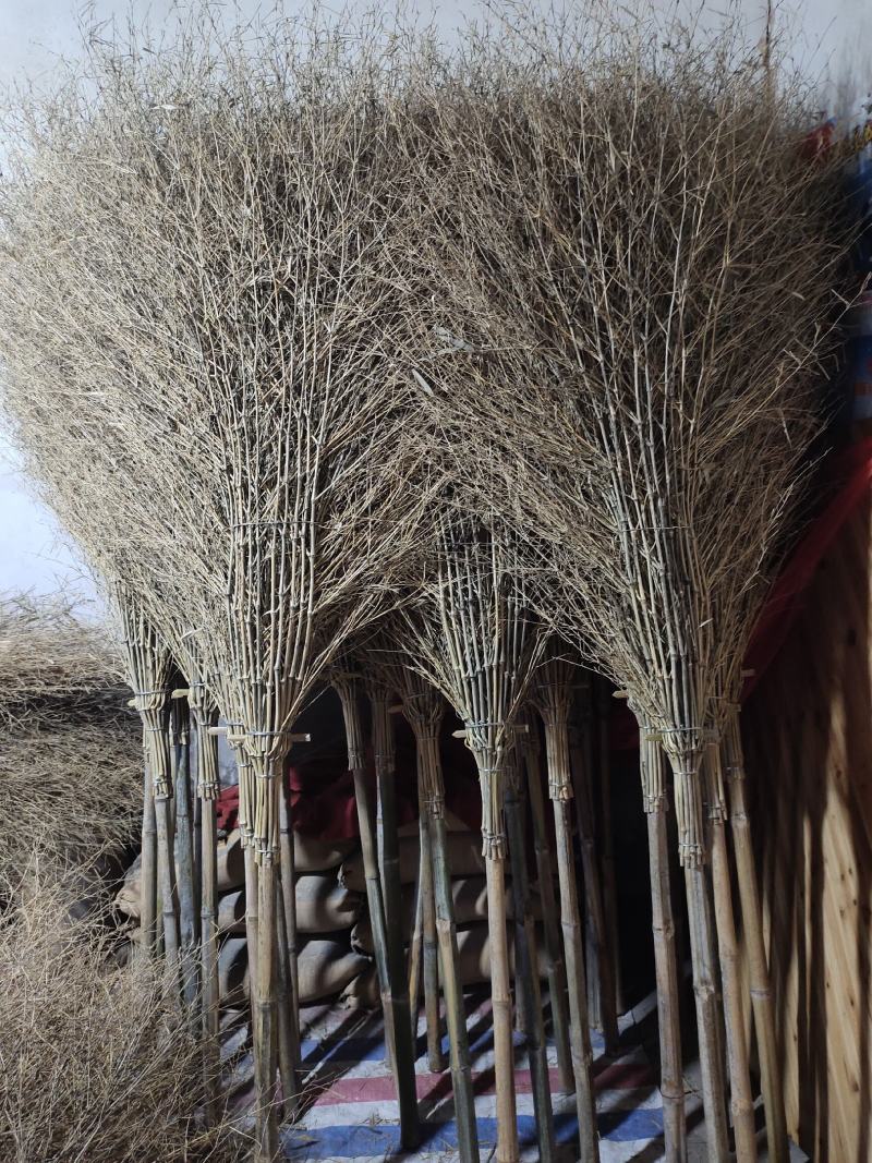 手工制作精美耐用的竹枝大扫把，大扫帚，竹枝打扫把