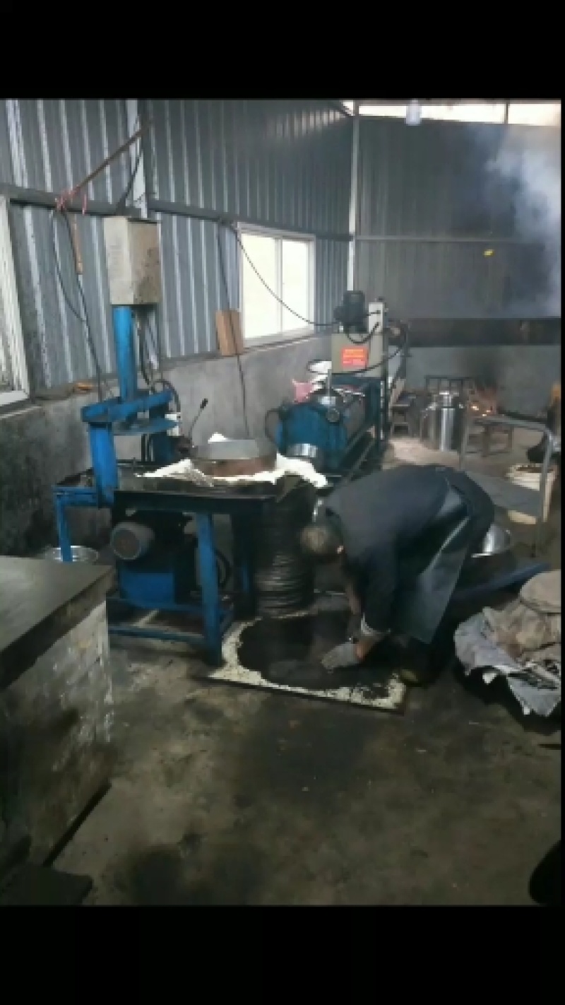 正宗的百年老树山茶油传统的压榨方法欢迎光临！