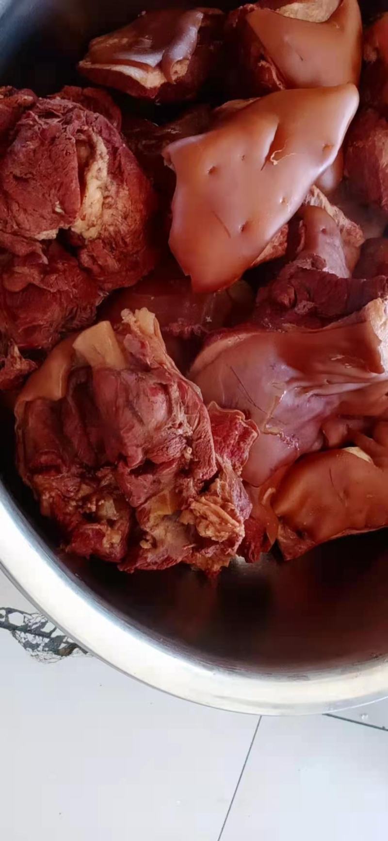 老汤驴肉，五香熟马，以及副产品肉出锅喽。