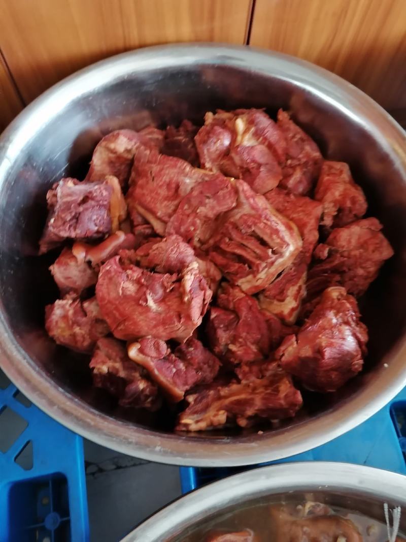 老汤驴肉，五香熟马，以及副产品肉出锅喽。