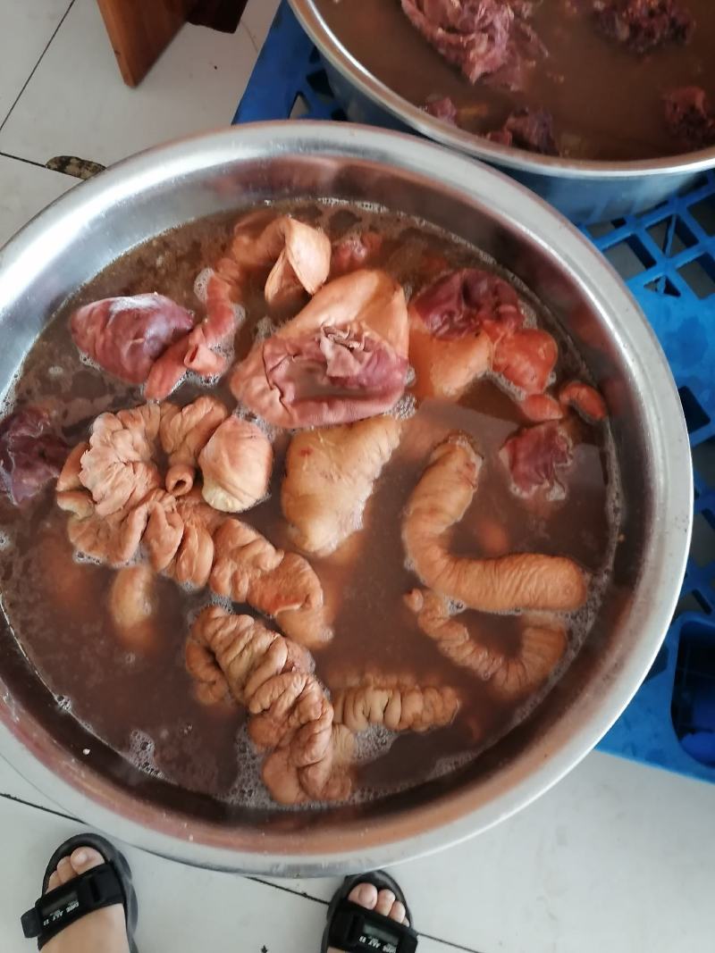 老汤驴肉，五香熟马，以及副产品肉出锅喽。