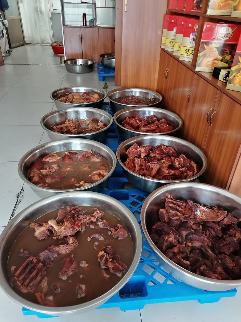 老汤驴肉，五香熟马，以及副产品肉出锅喽。