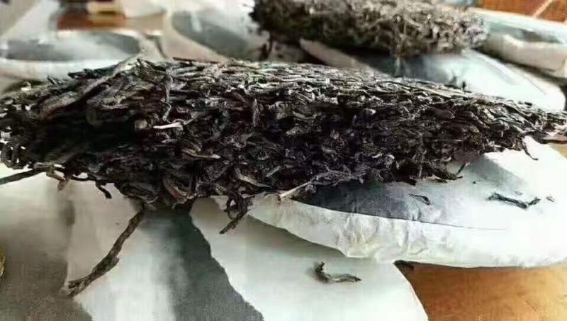 2014年生态古乔木茶饼357g现在低价处理了茶饼已发黑