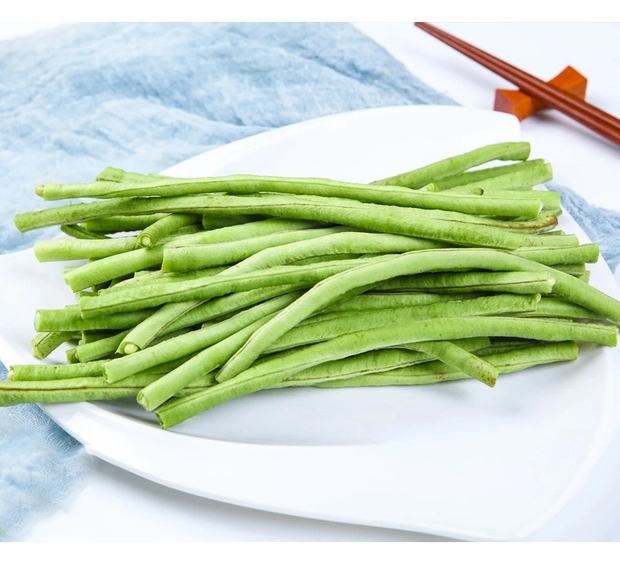 一盘色香味俱全的白菜炒豆角盛放在白瓷盘中,色泽翠绿,香气扑鼻 成品图